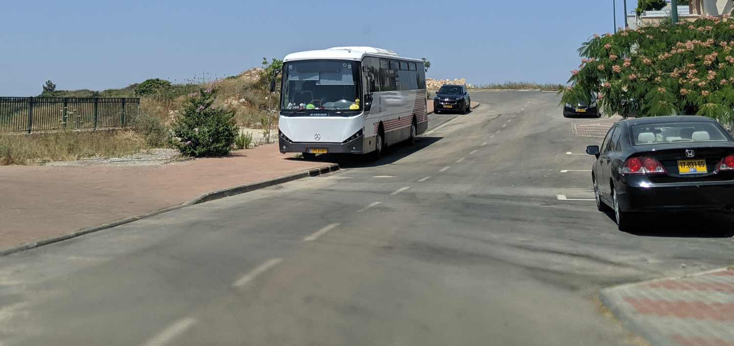 אוטובוס נוסע ביישוב ערבי